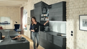 SERVO-DRIVE pentru AVENTOS marca Blum care se deschid prin apasarea unui buton